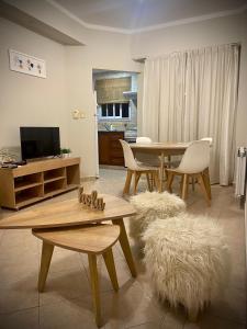 uma sala de estar com mesa e cadeiras em Gertrudis - Central Point Apartments em Salta