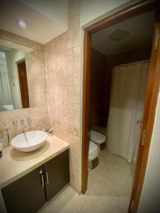 uma casa de banho com um lavatório, um WC e um chuveiro em Gertrudis - Central Point Apartments em Salta