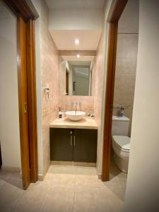 uma casa de banho com um lavatório e um WC em Gertrudis - Central Point Apartments em Salta