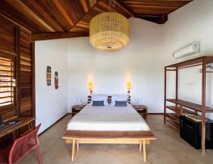 a bedroom with a bed and a wooden ceiling at LaVentana Tatajuba in Tatajuba