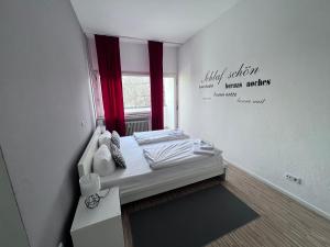 mały pokój z łóżkiem i oknem w obiekcie Apartment & Boardinghouse Berlin Friedrichshain-Kreuzberg w Berlinie