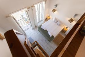 uma vista sobre um quarto com uma cama e uma janela em Mood Lodging - Óbidos em Óbidos