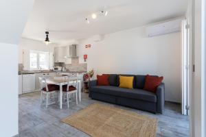 sala de estar con sofá azul y mesa en Mood Lodging - Óbidos, en Óbidos