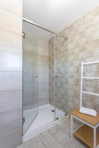 y baño con ducha y puerta de cristal. en Mood Lodging - Óbidos en Óbidos