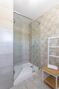 y baño con ducha y puerta de cristal. en Mood Lodging - Óbidos, en Óbidos