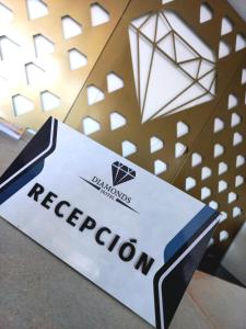 una señal de recepción de un representante en una mesa en Hotel Diamonds, en Ríohacha