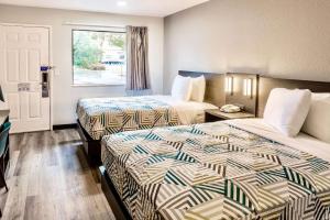 um quarto de hotel com duas camas e uma janela em Motel 6-Carlsbad, CA - East Near LEGOLAND em Carlsbad