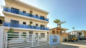 een gebouw met blauwe balkons en een wit hek bij Chill Boutique Hotel in Las Terrenas