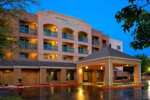 um edifício de hotel com um gazebo em frente em Sonesta Select Pleasant Hill em Pleasant Hill