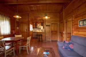 a living room with a couch and a table in a cabin at La Ardilla in Oviñana