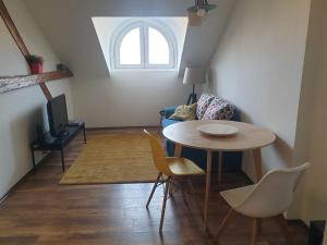 una sala de estar con una mesa y un sofá en Music apartment Benedikta, en Zagreb