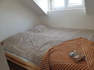 łóżko w pokoju z kocem w obiekcie Apartman Benedikta w Zagrzebiu