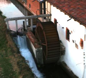 een trap naar een gebouw met een waterval bij Il Vecchio Mulino Di Bairo in Baglio