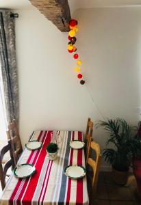 einem Tisch mit einem roten und weißen Tischtuch in der Unterkunft La terrasse à Erromardie in Saint-Jean-de-Luz