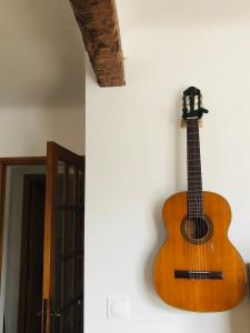 eine Gitarre, die an einer Wand hängt in der Unterkunft La terrasse à Erromardie in Saint-Jean-de-Luz