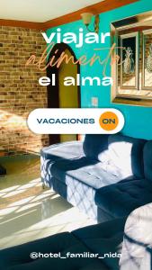 póster para una habitación compartida escolar con camas azules en Hotel familiar Doña Nida, en Santa Cruz de Barahona