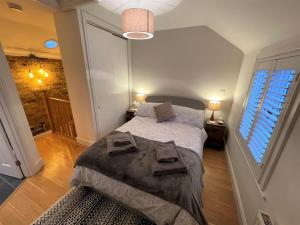 1 dormitorio con 1 cama con 2 toallas en Peaceful Cottage for Two in Horsham en Horsham