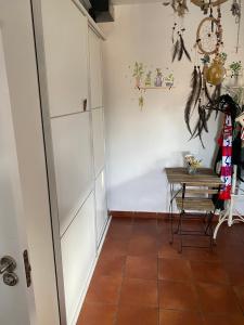 a hallway with a table and a white wall at Habitación luminosa en piso compartido in Mairena del Aljarafe