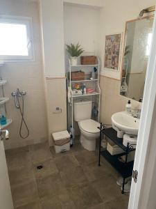łazienka z toaletą i umywalką w obiekcie Habitación luminosa en piso compartido w mieście Mairena del Aljarafe