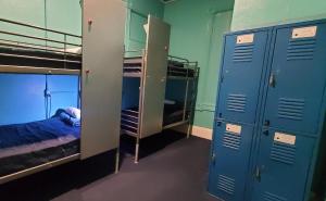 Palanda nebo palandy na pokoji v ubytování Gaslamp Hostel