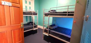 Palanda nebo palandy na pokoji v ubytování Gaslamp Hostel