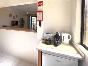 eine Küche mit einer Theke mit Geräten darauf in der Unterkunft Serenity Homes Casa Aurora Ap T1 in Alvor