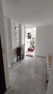 - un couloir avec une chambre dotée d'une commode et d'un miroir dans l'établissement Aparta estudio Fantástico, à Bucaramanga