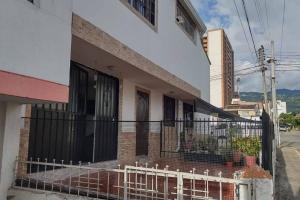 a balcony of a building with a fence at Aparta estudio Fantástico in Bucaramanga