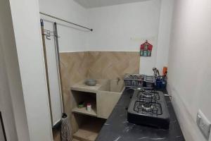 cocina con fogones y fregadero en Aparta estudio Fantástico en Bucaramanga