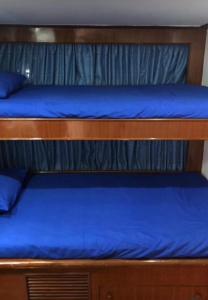 2 Etagenbetten auf einem Boot mit blauer Bettwäsche in der Unterkunft Tawil 2 in Sharm El Sheikh