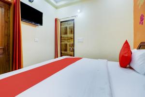 Ένα ή περισσότερα κρεβάτια σε δωμάτιο στο Hotel O Palace At Seventy Two Near Iskcon Temple Noida