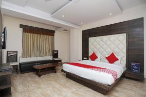 una camera d'albergo con un grande letto e una scrivania di Hotel Subhadra Residency a Anūpnagar