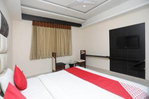 Postel nebo postele na pokoji v ubytování Super Hotel O Subhadra Residency