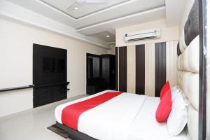 Postel nebo postele na pokoji v ubytování Super Hotel O Subhadra Residency