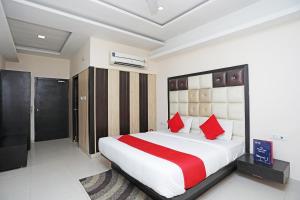 Postel nebo postele na pokoji v ubytování Super Hotel O Subhadra Residency
