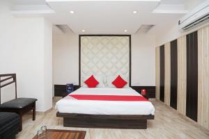 una camera da letto con un grande letto con cuscini rossi di Hotel Subhadra Residency a Anūpnagar