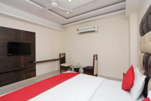 Postel nebo postele na pokoji v ubytování Super Hotel O Subhadra Residency
