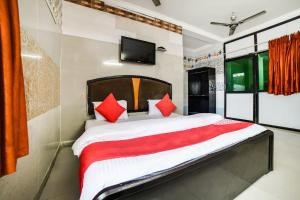 Кровать или кровати в номере OYO Dkr Regency
