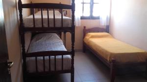 een kamer met 2 stapelbedden en een bed bij Hosteria Sol de la quebrada in Humahuaca
