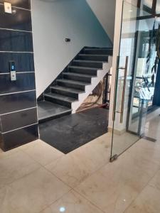 un reflejo de una escalera en un espejo en un edificio en OYO Hotel Aerotech, en Nueva Delhi