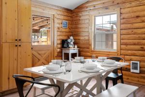 Gallery image of Pine Loop Log Cabin - Meredith Lodging in La Pine