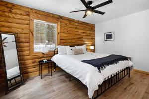 Gallery image of Pine Loop Log Cabin - Meredith Lodging in La Pine
