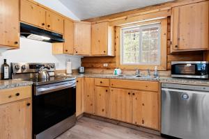 Gallery image of Pine Loop Log Cabin - Meredith Lodging in La Pine +27 photos