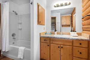 Gallery image of Pine Loop Log Cabin - Meredith Lodging in La Pine