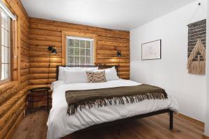 Gallery image of Pine Loop Log Cabin - Meredith Lodging in La Pine