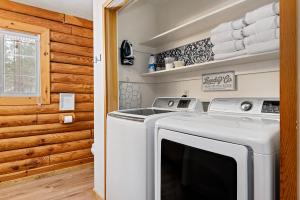 Gallery image of Pine Loop Log Cabin - Meredith Lodging in La Pine
