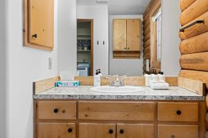 Gallery image of Pine Loop Log Cabin - Meredith Lodging in La Pine