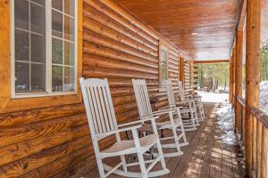 Gallery image of Pine Loop Log Cabin - Meredith Lodging in La Pine
