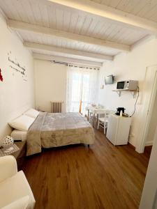 オストゥーニにあるIl Girasoleのベッドルーム1室(ベッド1台、テーブル、ソファ付)