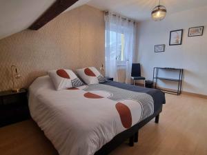 Posteľ alebo postele v izbe v ubytovaní Maison spacieuse avec terrasse, près de Saint-Dié, idéale pour randonnées et proche de l'Alsace - FR-1-589-464